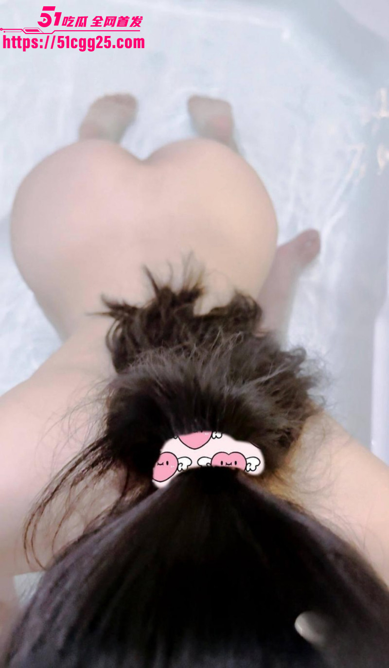 意淫自己妹妹与妹妹鸳鸯浴水中嬉戏02