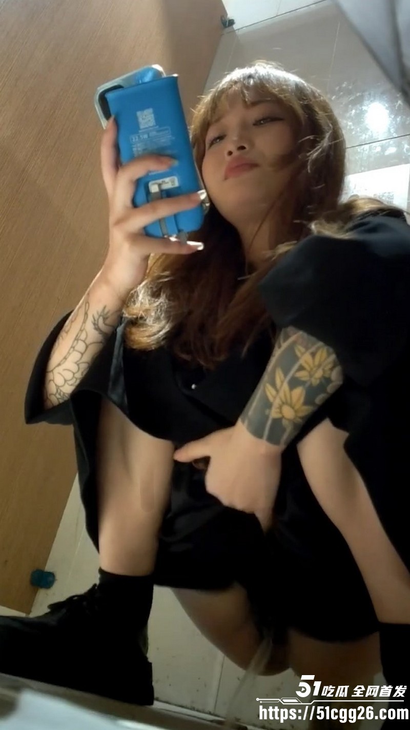 精品厕拍全景神作！酒吧女厕多位高颜值少妇黑丝姐姐正面偷拍 掀裙蹲下粉嫩私处湿痕拉丝 翘臀一线天诱惑爆表！
