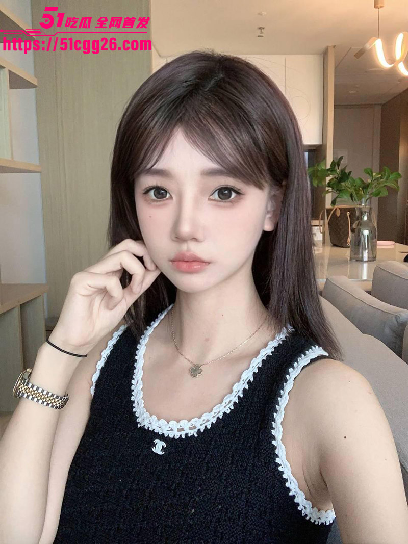 成都精神小伙 张嘉鑫和骚货女友第6弹 小母狗性欲爆棚边插边震 丝袜情趣装站立后入狂干不停！