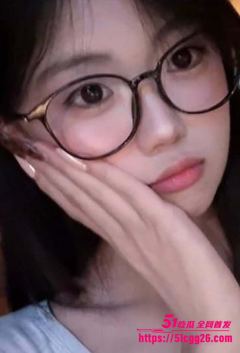 南京审计大学校花 陈晓敏 情侣私拍泄密 体瘦奶大小母狗乖巧舔屌 穿着开档内裤骑乘猛摇 骚劲堪称爆表！