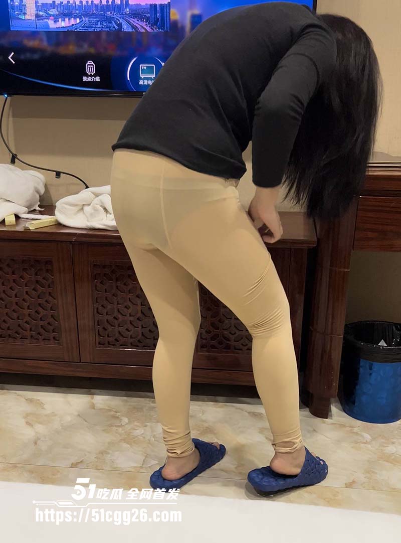 海角大神女婿恋上了丈母娘 直接开酒店干丈母娘 没忍住又往逼里射了一点