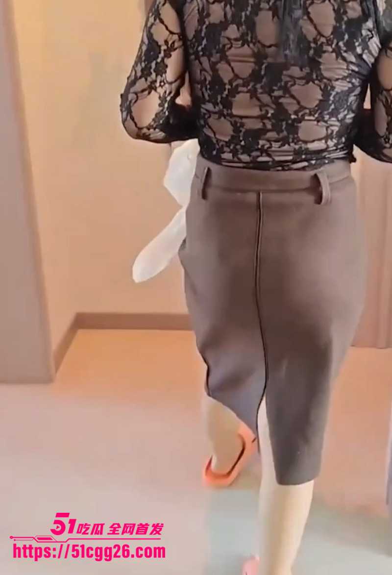 海角伦乱博主 单亲小妈 新作流出 情趣黑丝小妈性感迷人 撅起肥臀上演母子交欢 第一视角代入感爆棚！