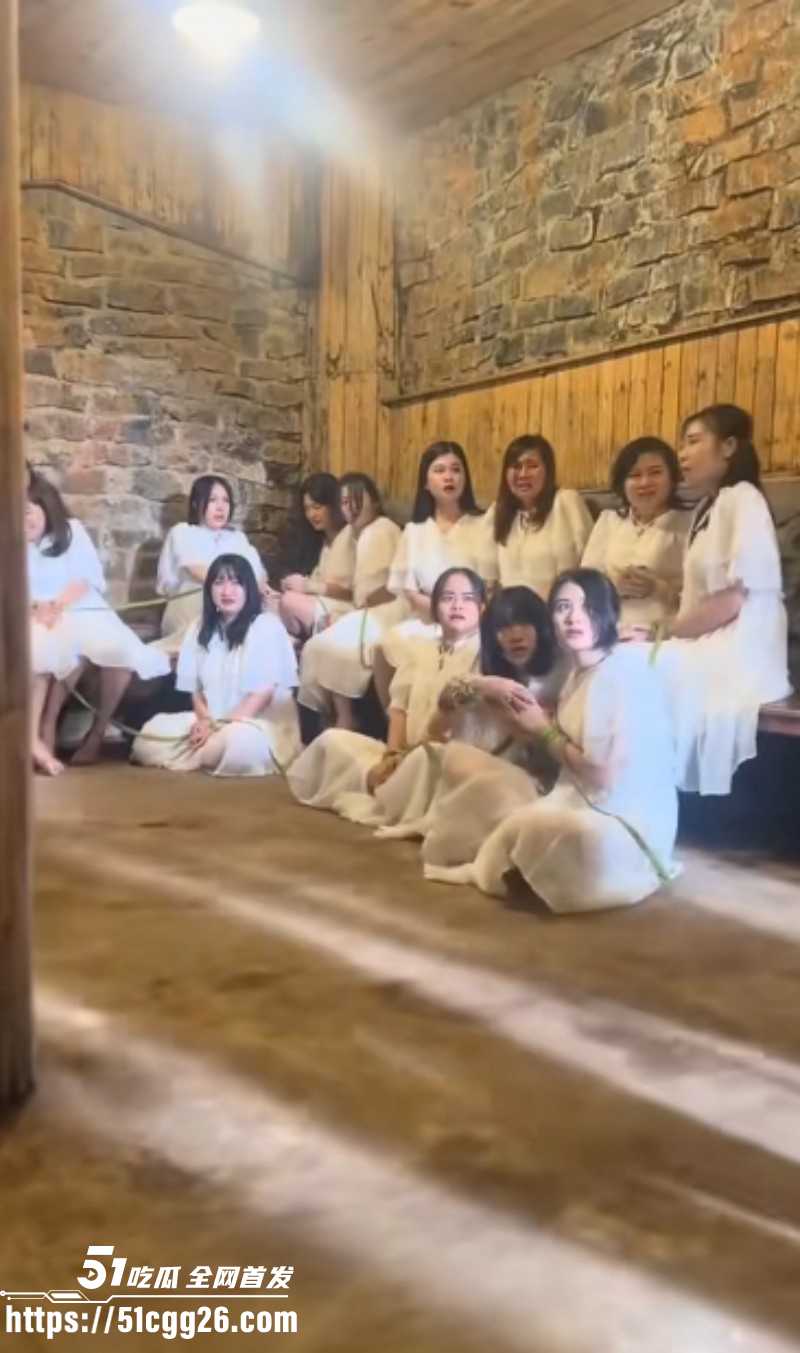 东南亚园区女猪仔悲惨实拍 业绩不达标沦为玩物 挨打挨操被疯狂蹂躏 画面极度炸裂！