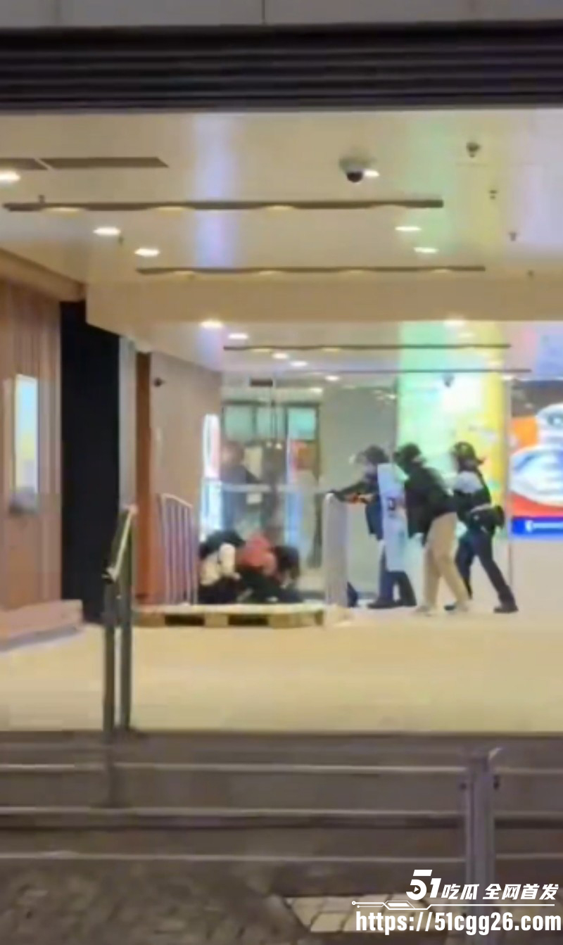 香港屯门市广场持刀伤人事件04