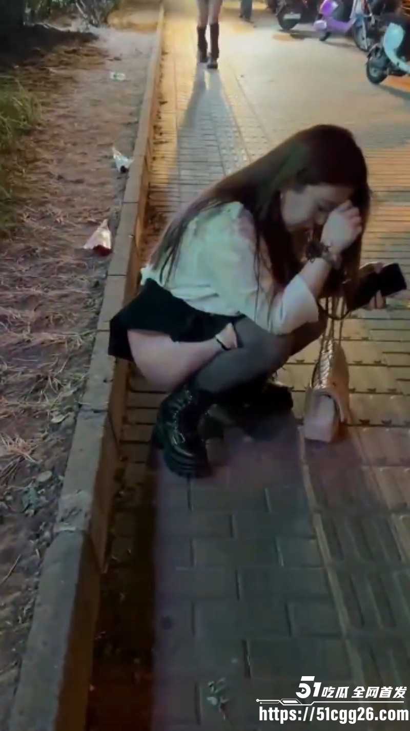 醉酒小仙女当街沦陷 脱黑丝路边放尿 汁液喷溅奔放风骚 事后不忘擦逼 素质低劣令人乍舌！