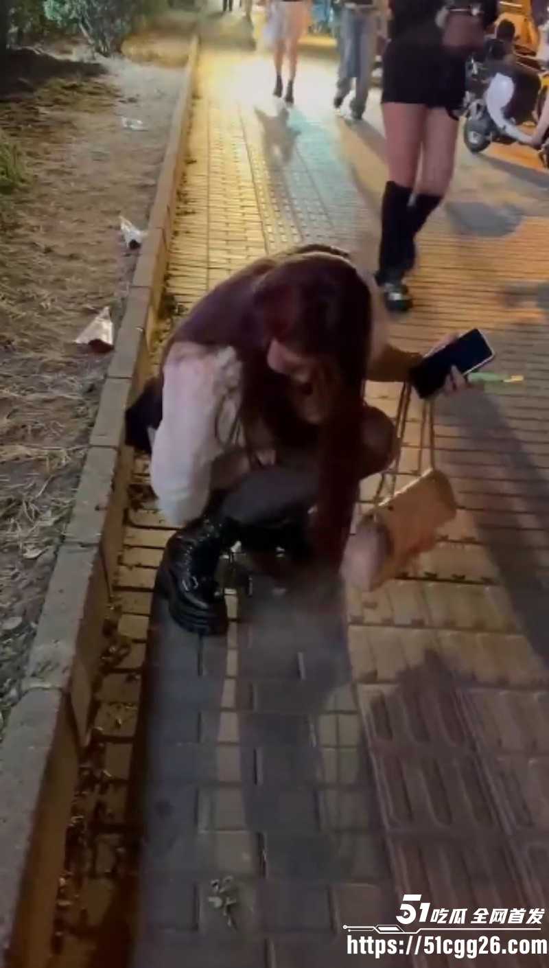醉酒小仙女当街放尿视频02