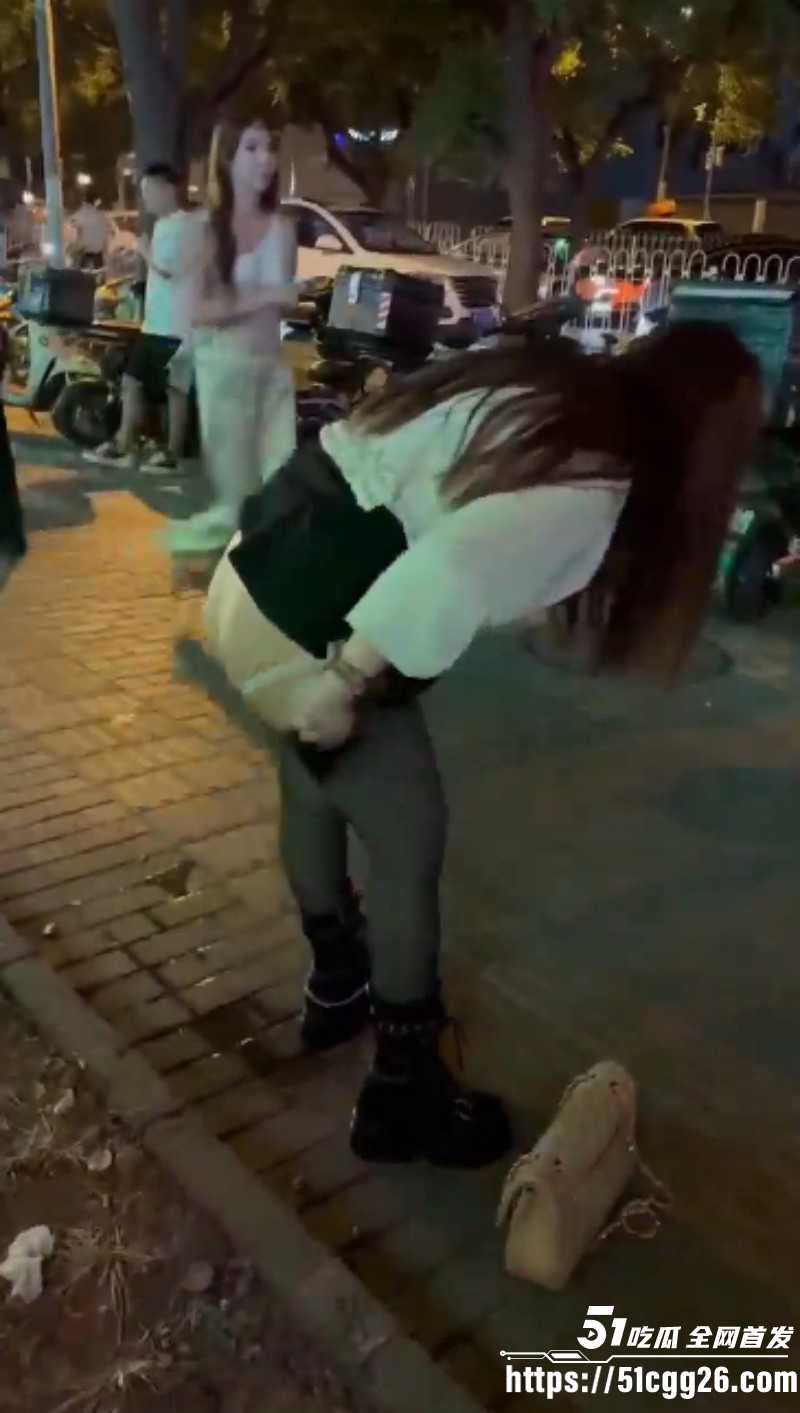 醉酒小仙女当街放尿视频05