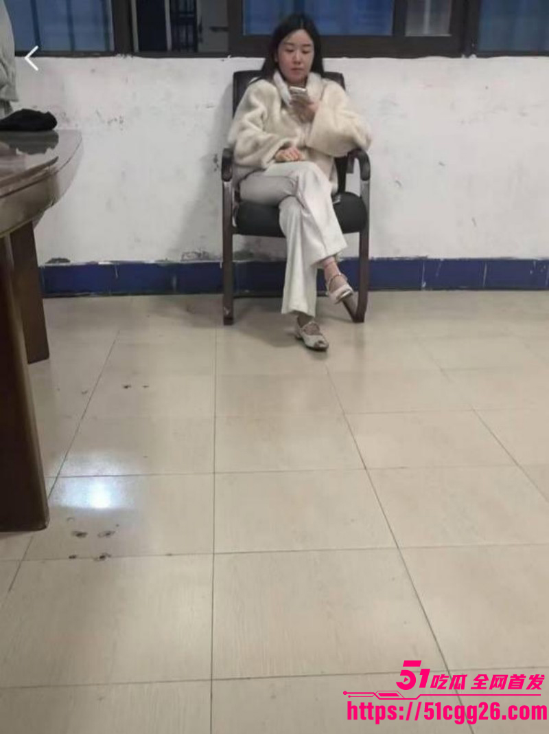 福建平潭硬核抓奸现场 风骚小三踢到铁板 惨遭彪悍原配当街扒光 雪白美乳一览无遗！