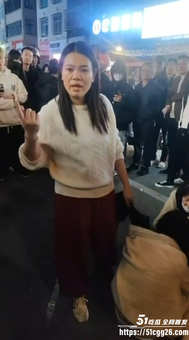 福建平潭抓奸小三被原配当街扒光衣服02