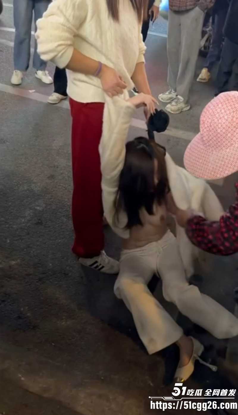 福建平潭抓奸小三被原配当街扒光衣服03