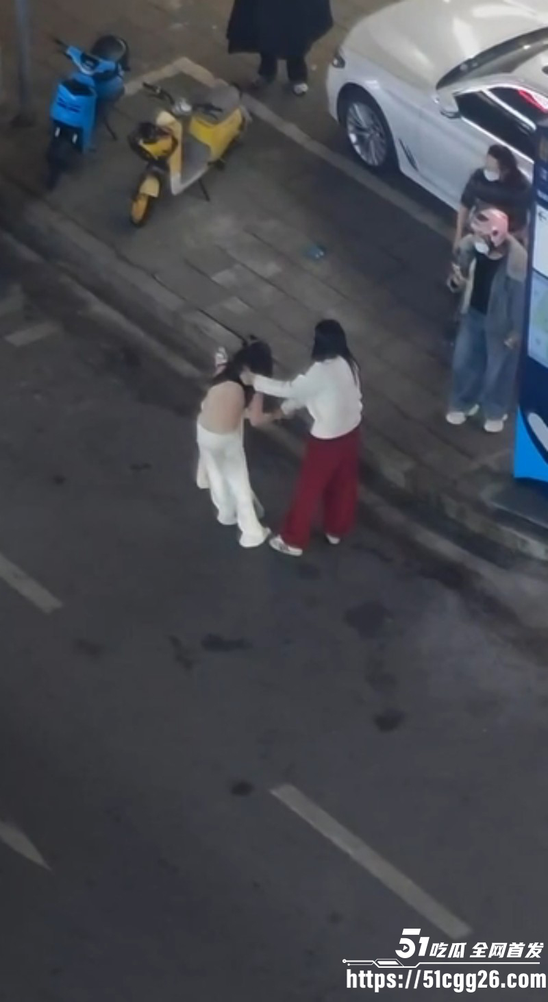 福建平潭抓奸小三被原配当街扒光衣服07