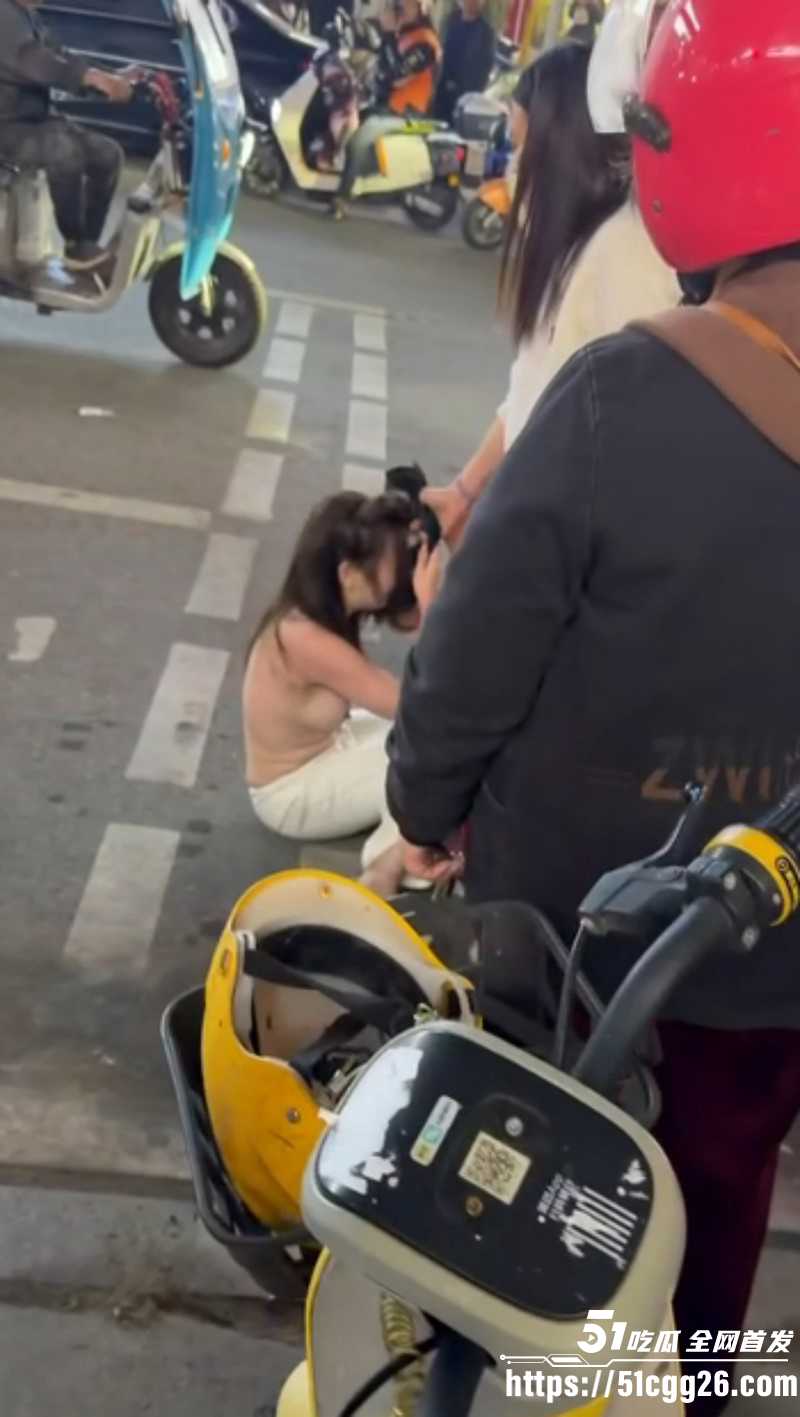 福建平潭抓奸小三被原配当街扒光衣服05
