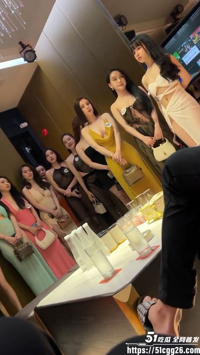 商K淫乱生活合集曝光！纸醉金迷包间金主帝王服务 比基尼小姐姐边跳舞边被摸奶 穷人永接触不到的极致欢乐！