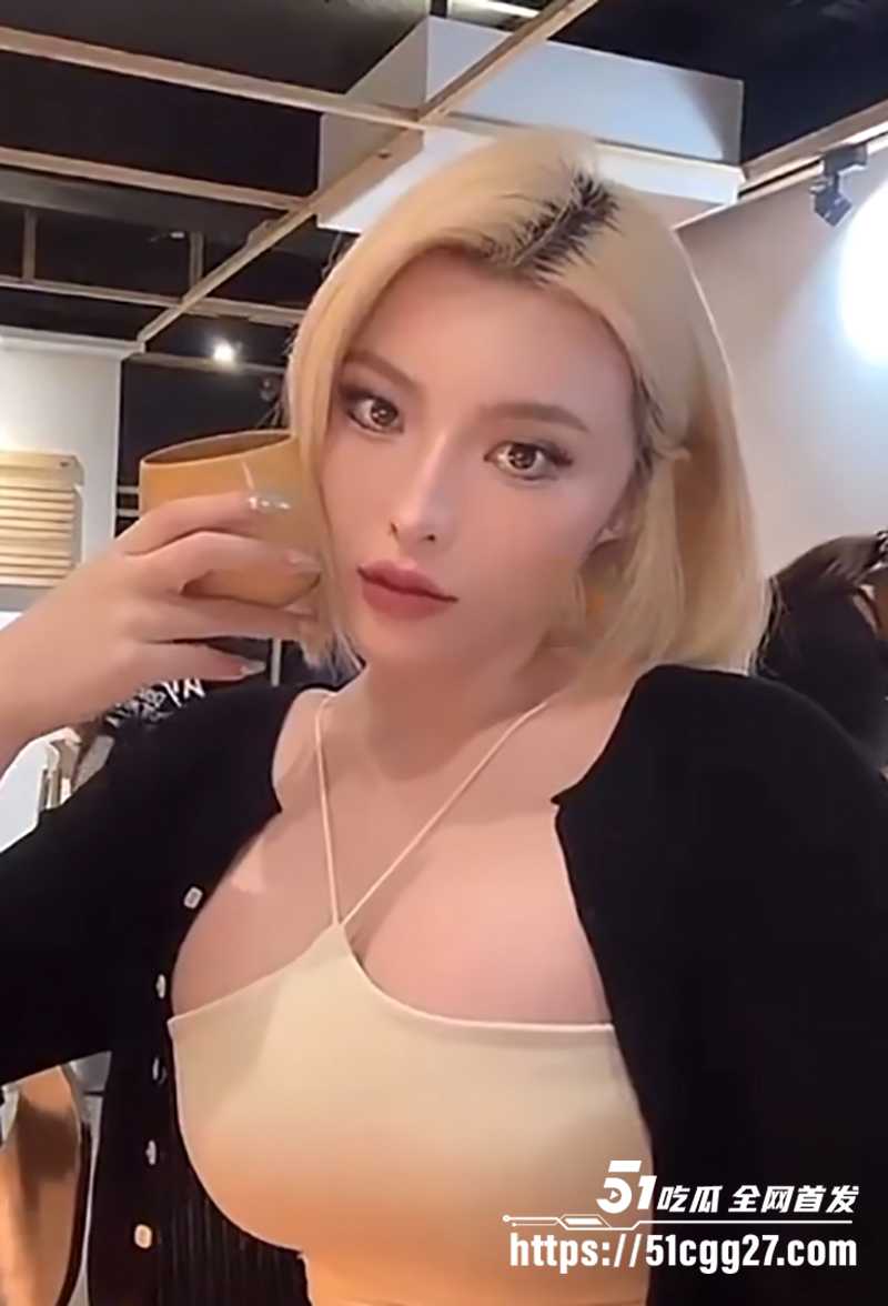 绝美福利姬 kitty 新作流出 第一视角沉浸式感受 极品女神的超淫性技 从电梯到楼道 仰头迎接一次次深喉灌满！