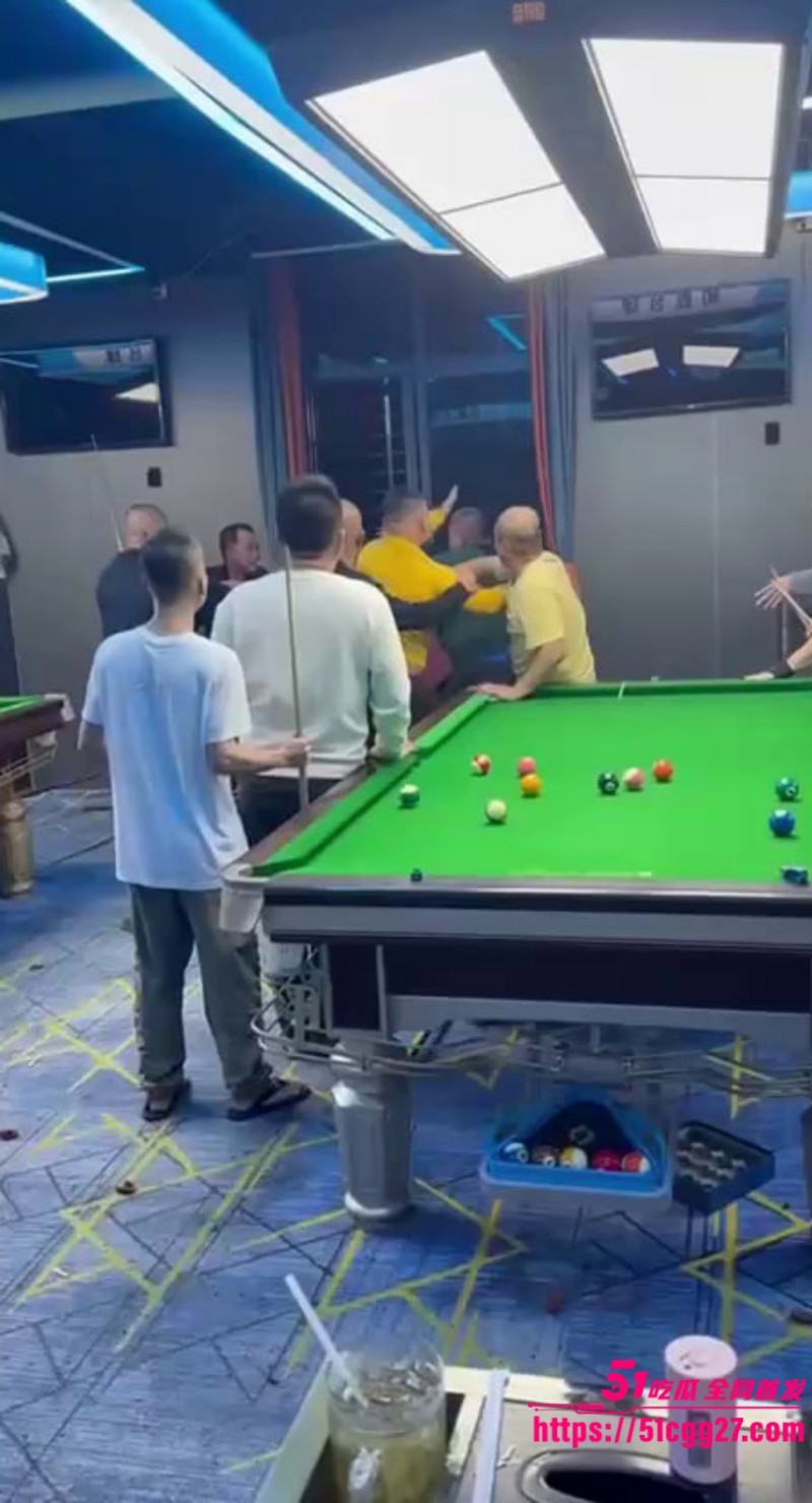 海南琼海某乡镇台球厅 打架视频流出 十几名大汉互殴现场乱作一团 场景猛烈堪比古惑仔！