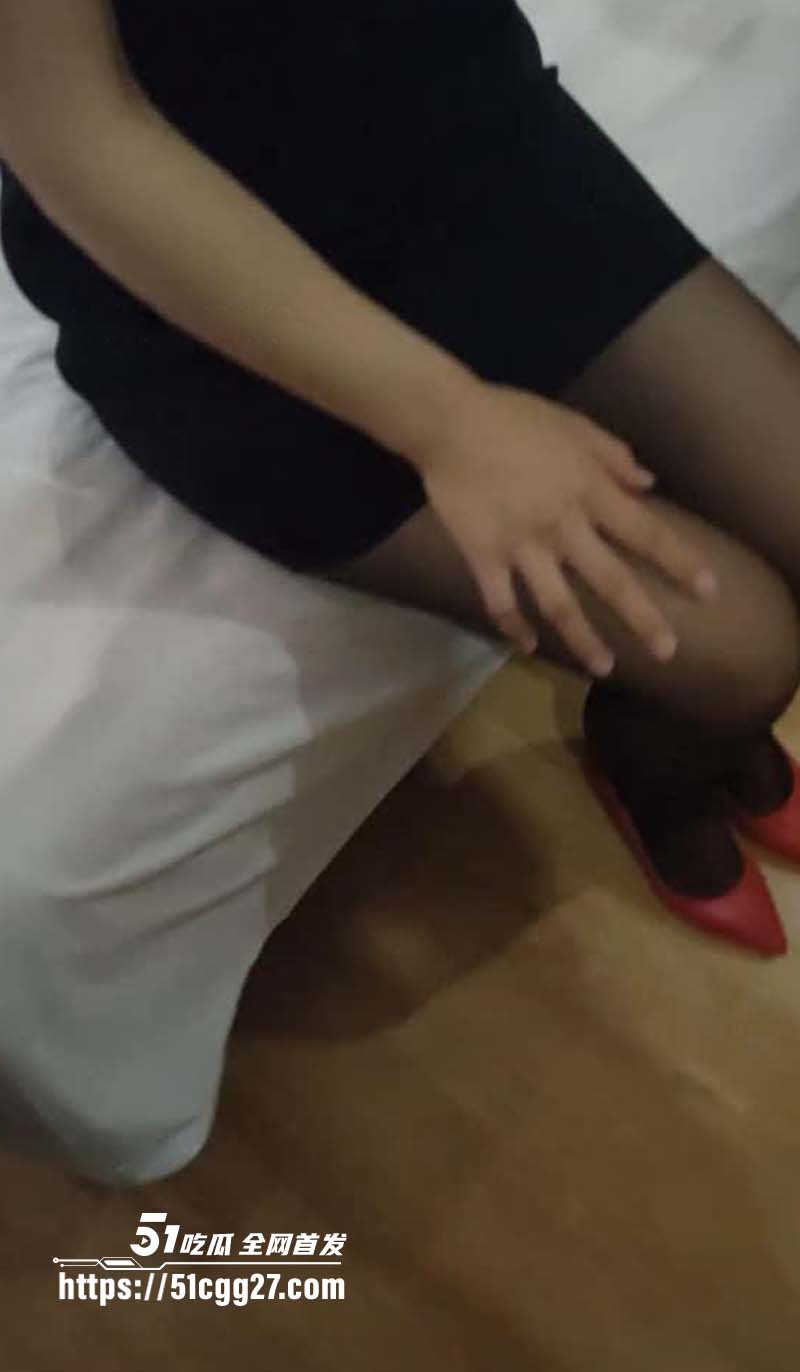 海角大神大胸嫂子会喷水 用计赶走大哥 带着嫂子直奔酒店 嫂子被操满地喷潮