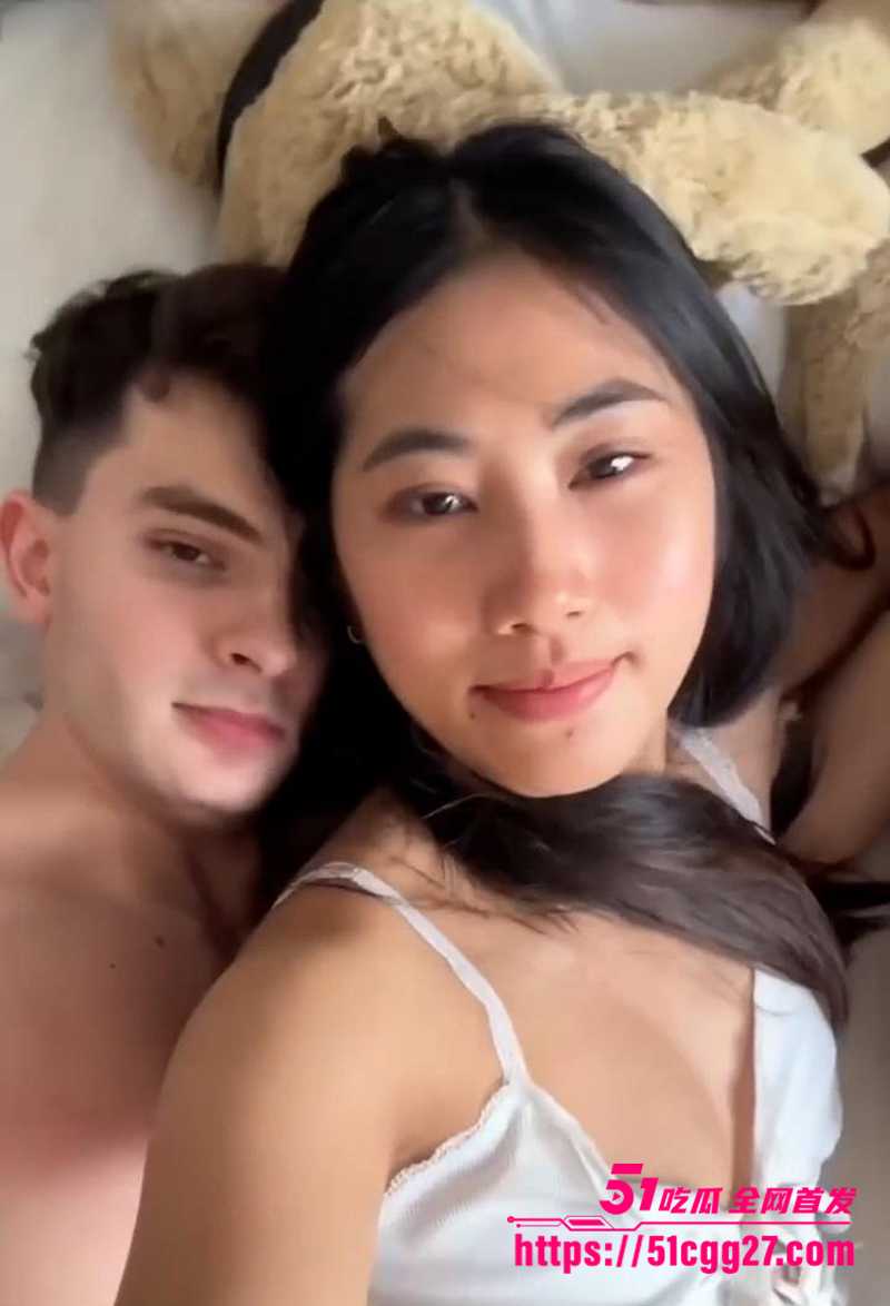越南美女留学生 情侣私拍泄密 露脸出镜全裸自拍 颜妹条靓激情骑乘 被外国男友后入爆操 干到腿软高潮！