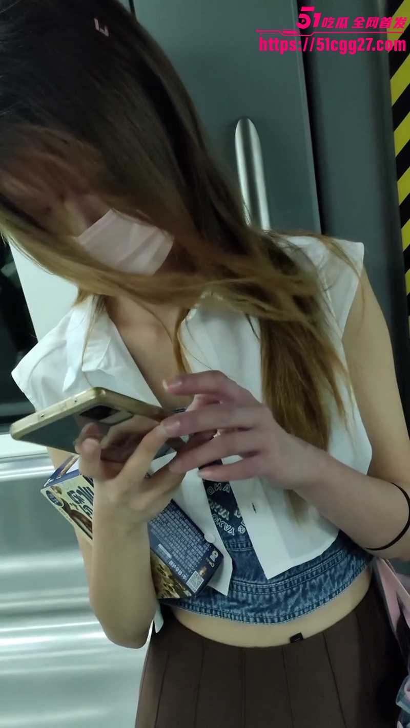 精品偷拍系列 黑丝短裙小姐姐真空逛街 地铁到超市一路被尾随抄底 骚穴肥臀春光全漏！