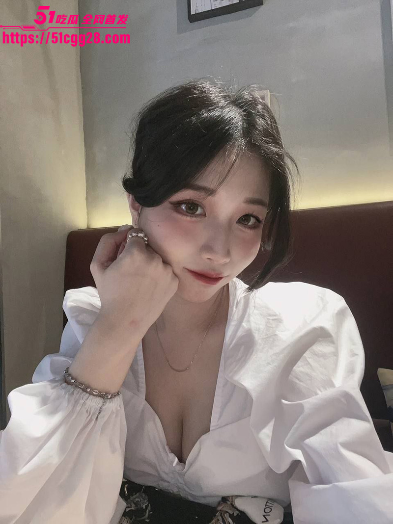 台湾女大学生 张芷琳 约炮视频曝光 小骚货深喉口交技艺高超 炮友怼脸狂拍特写性器交合 激情十足！