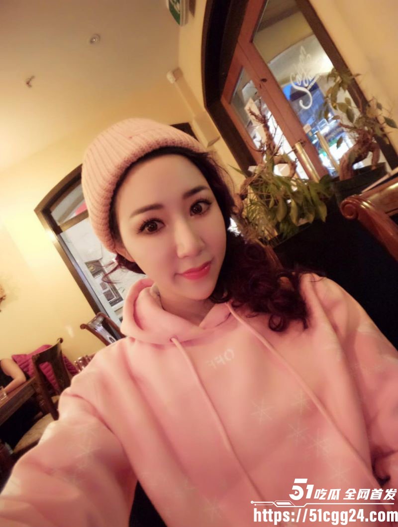 高颜值女神范美女被土豪包养虐操 公寓指奸喷水潮吹 再插菊花后入猛干高潮迭起 反差感直接爆表！