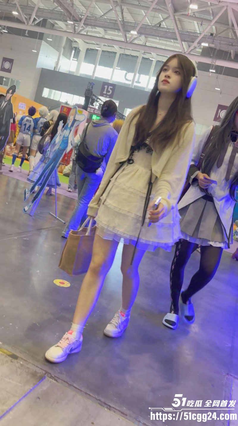 漫展偷拍甜美学生妹 修长玉腿迈步轻移 无内短裙下嫩穴若隐若现 春光外泄欲火焚身！