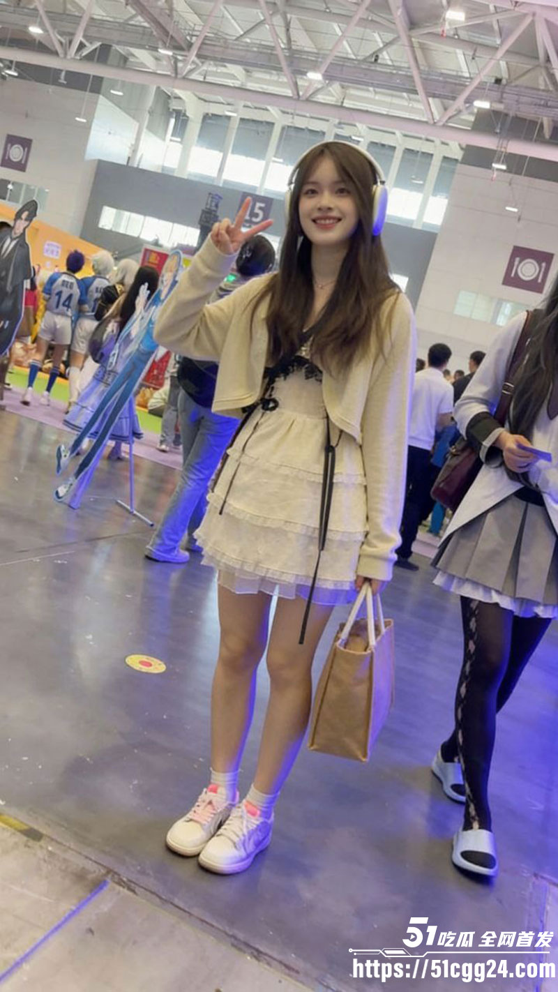 可爱学生妹裙底视频7