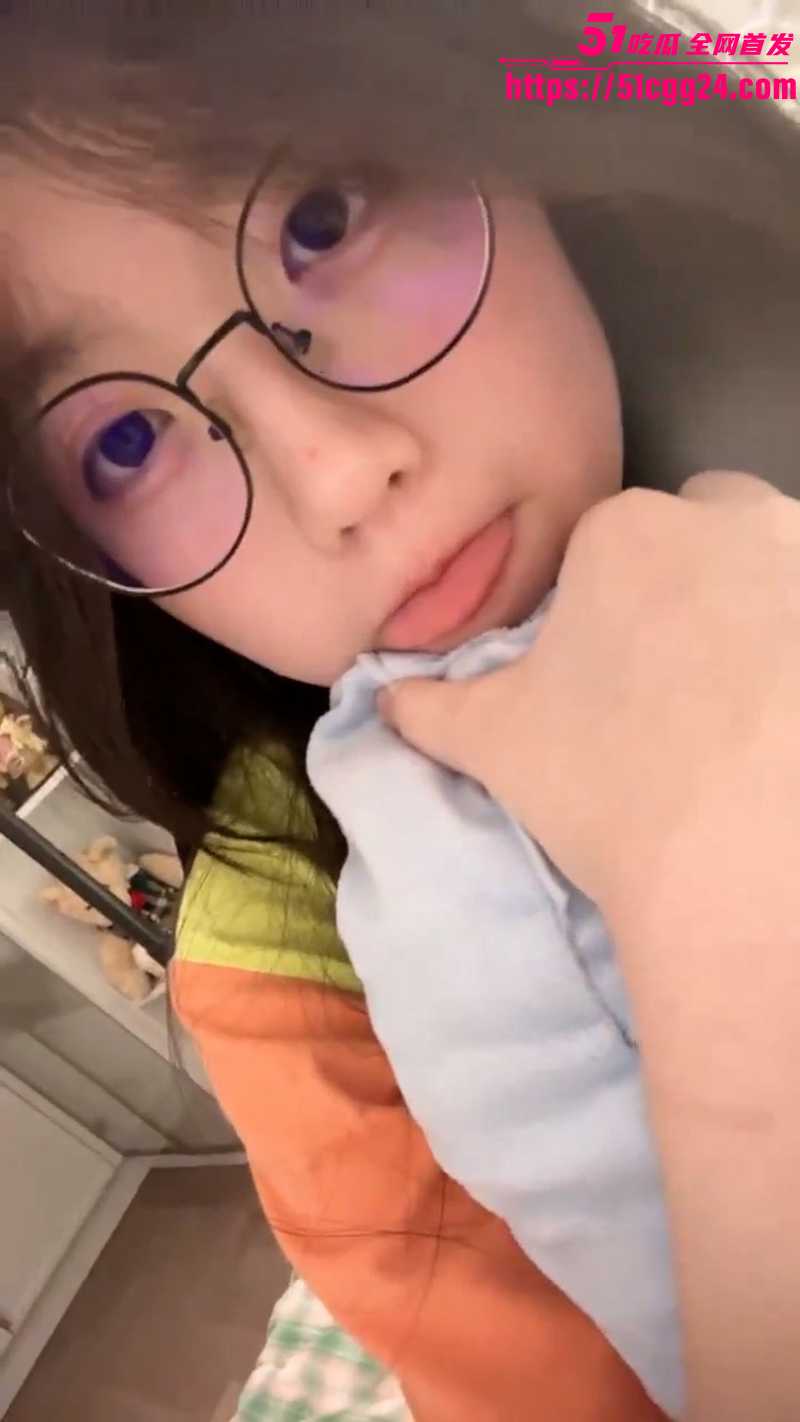 清纯眼镜妹异地恋裸聊被曝光03