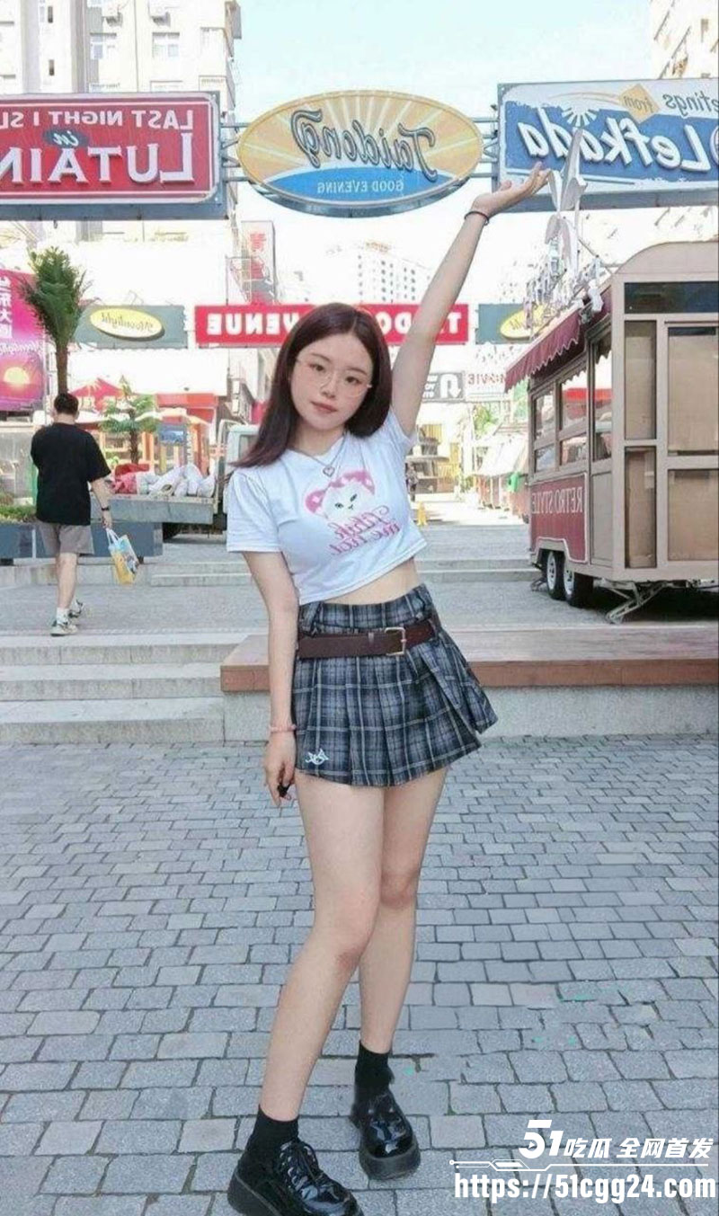 福建大学眼镜妹 杨芷语 虚荣心作祟 背着男友与金主夜夜偷情 被爆大量露脸性爱视频！