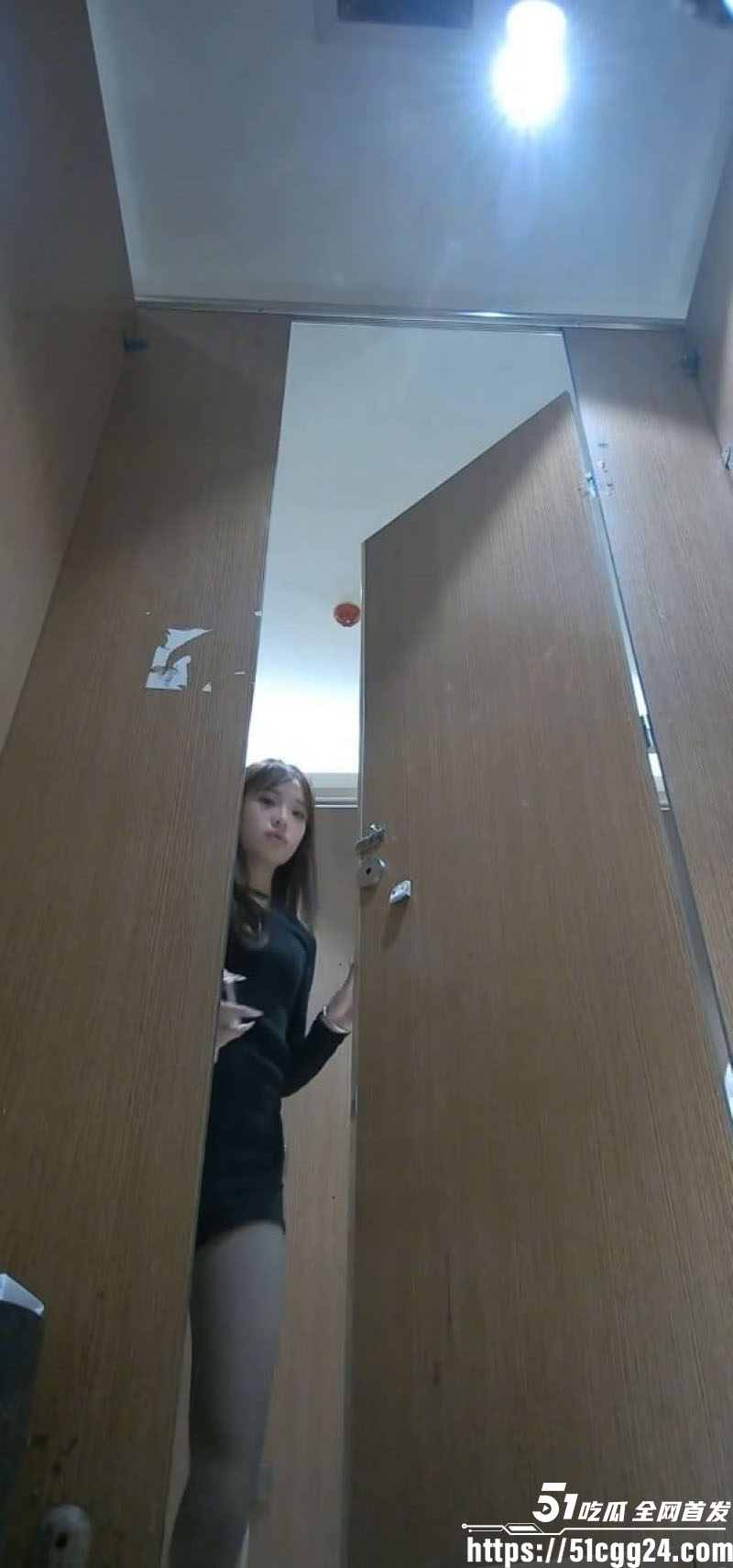 独家偷拍KTV女厕全景 3