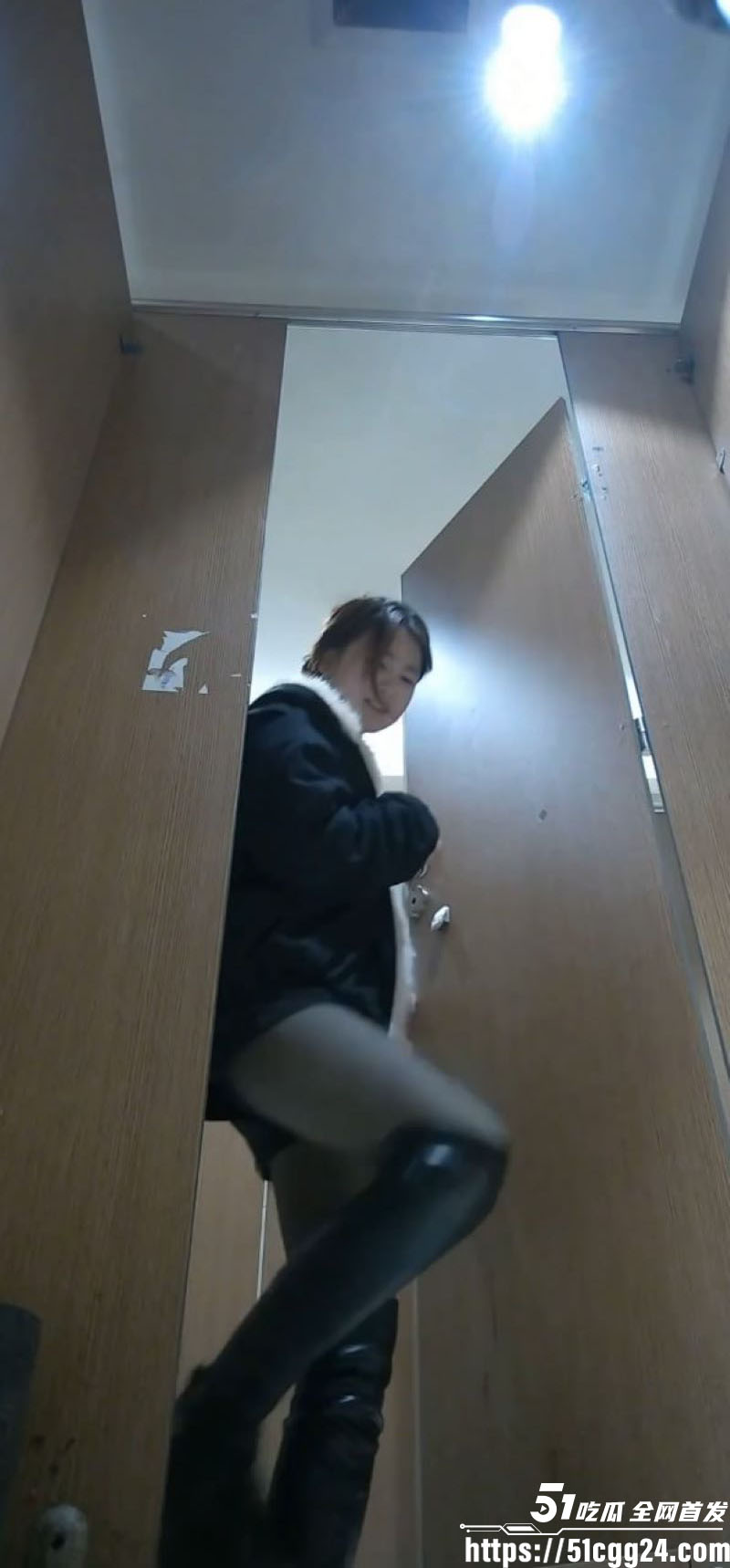 独家偷拍KTV女厕全景！多位大长腿小姐姐掀裙露私密花园 透明内裤湿痕明显 翘臀一线天诱惑拉满！