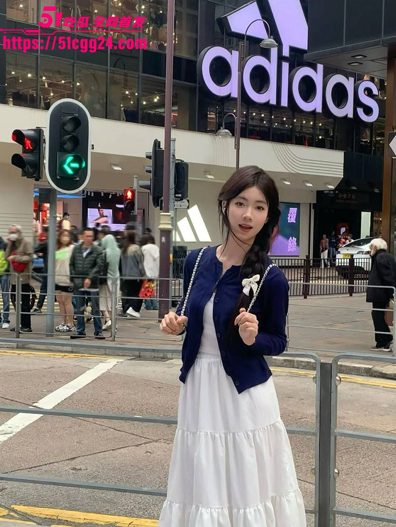 山东高颜值少女 西西 性爱视频流出！纯欲嫩妹被金主镜前后入狂操颜射满脸浓精 反差到极致！