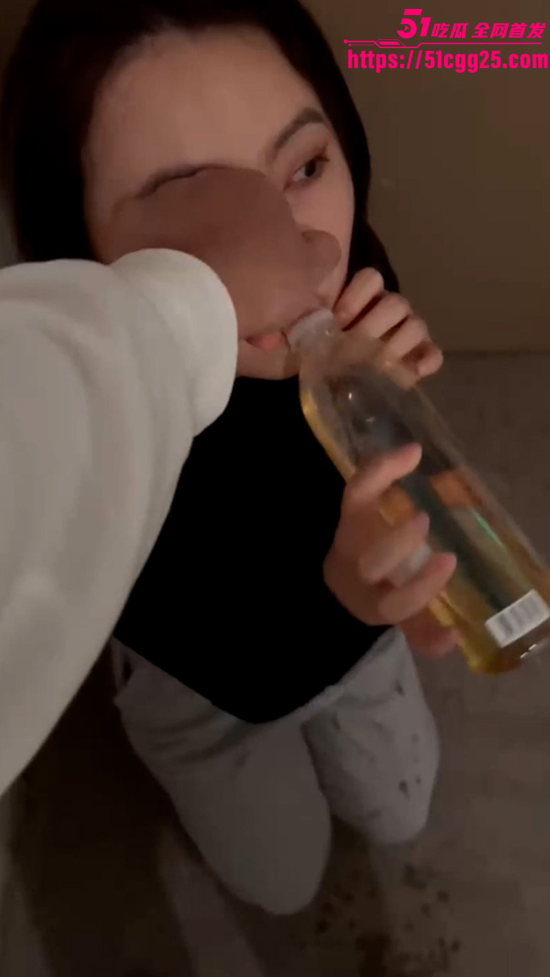 反差母狗楼梯间喝尿3