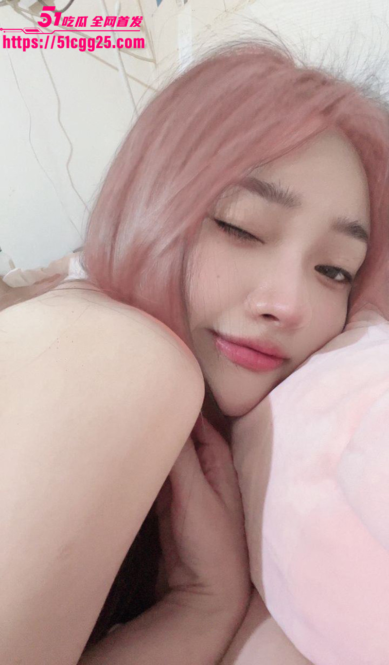 近期爆火约炮大神独家曝光 高颜值极品身材美女 肥厚黑鲍被无套爆操到白浆四溢！