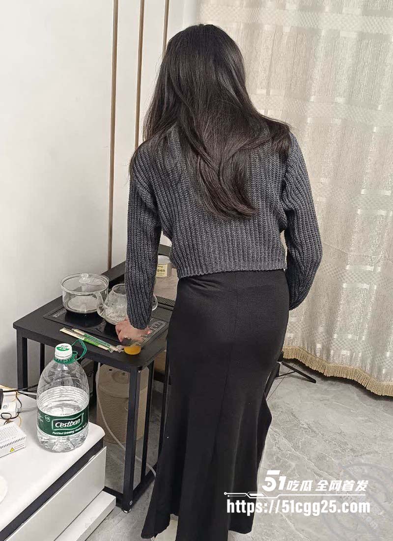 海角大神高中妹妹会撒娇 趁老爸和骚货后妈离开 欲火难耐和老妹在KTV里边唱边干