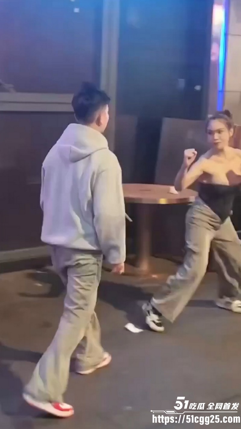 抓奶龙抓手神技重出江湖！街头乱战瞬间变香艳战场 女方G杯大奶被抓变形 围观群众目瞪口呆！