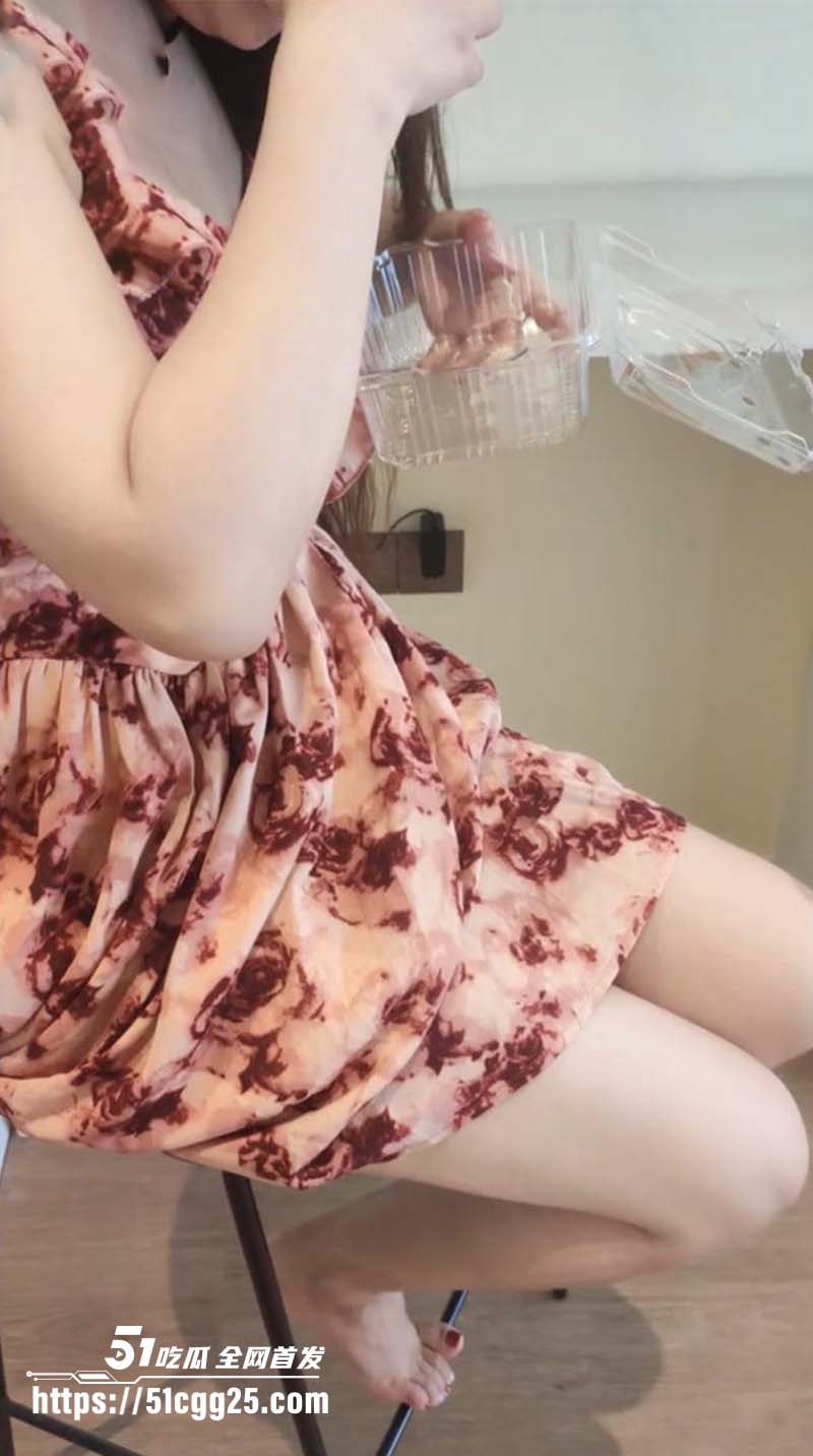 海角大神善良的小嫂子 后入尤物嫂子被她闺蜜听见 在不断哀求中 内射到小逼里面