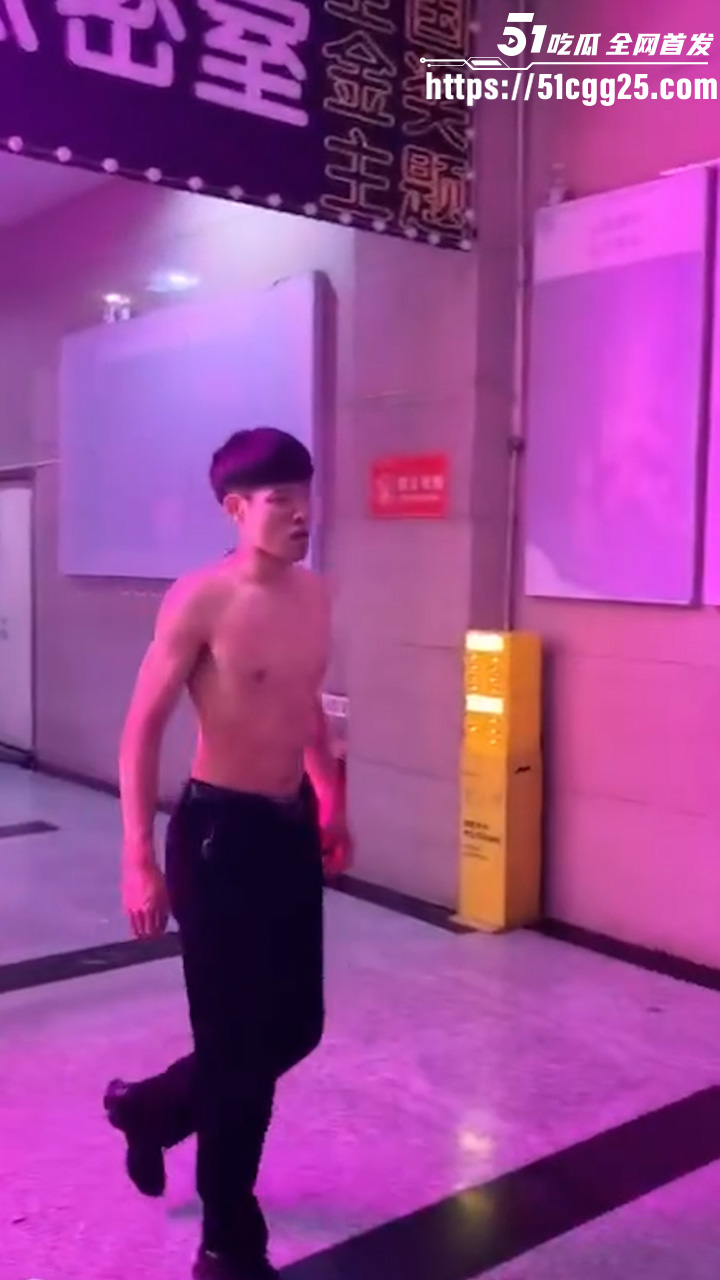 精神小伙1v3街头群殴 拳打脚踢狂暴输出 三人围殴瞬间被干翻 女友劝架惨遭一记摆拳 现场堪比古惑仔！