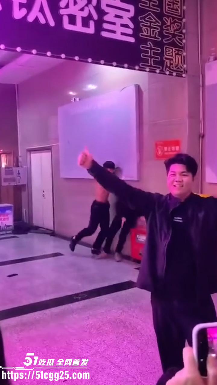 精神小伙1v3街头群殴2