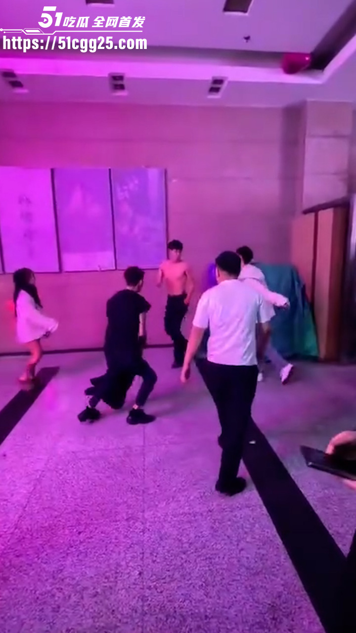 精神小伙1v3街头群殴3