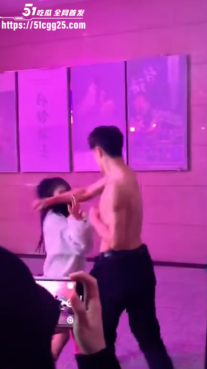 精神小伙1v3街头群殴6