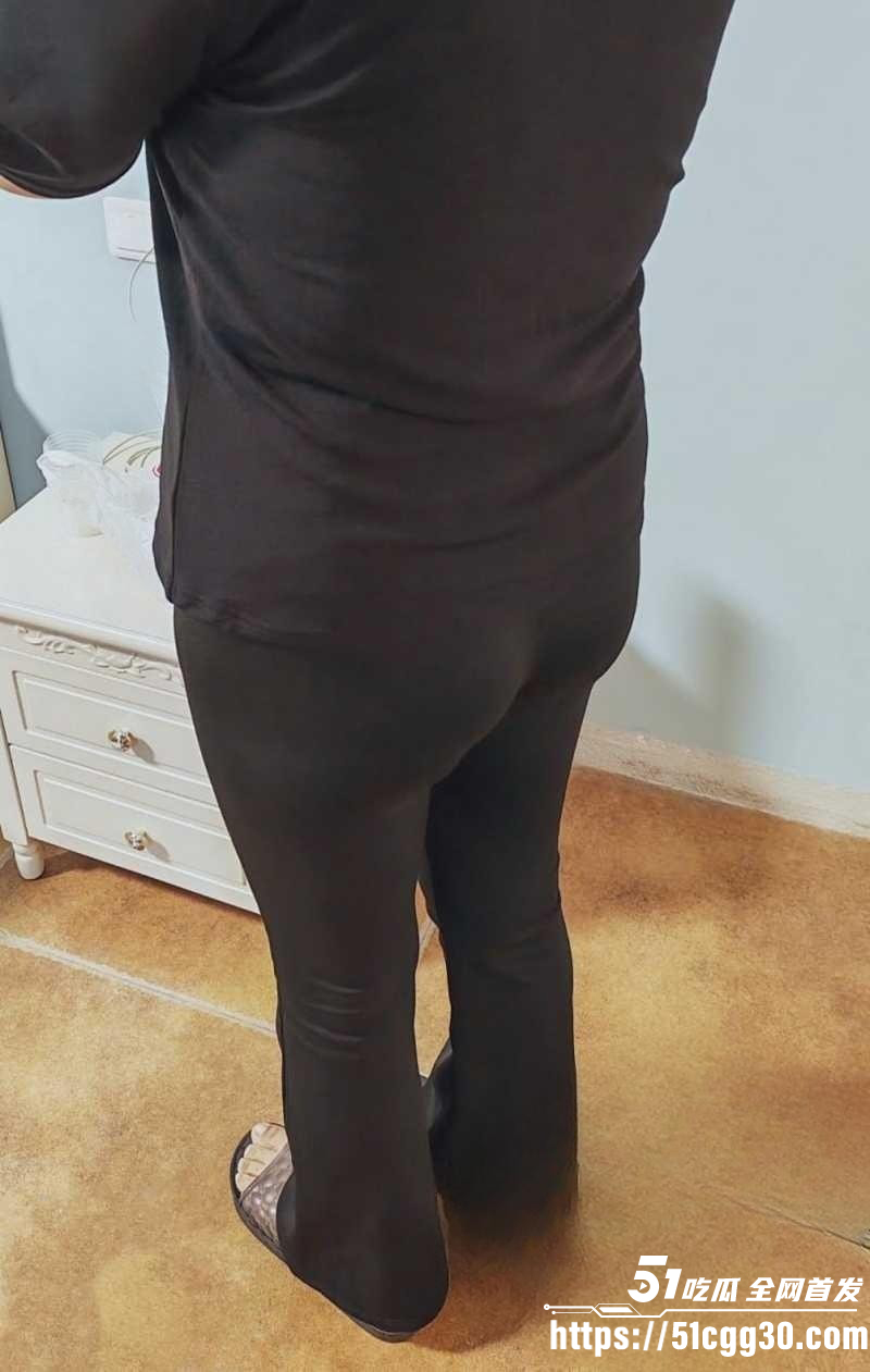 乱伦大神 妈妈的味道 干妈被她女儿气得半夜喝酒 喝完直接淫欲上头主动求操！