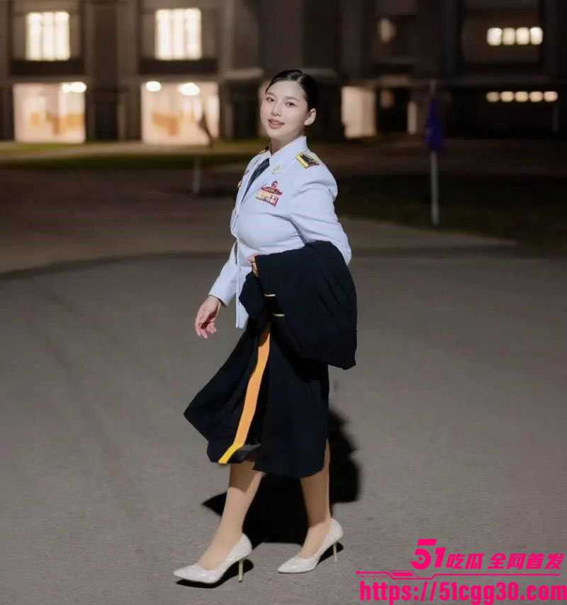 泰国24岁女孩Fah同时交往双胞胎兄弟 3
