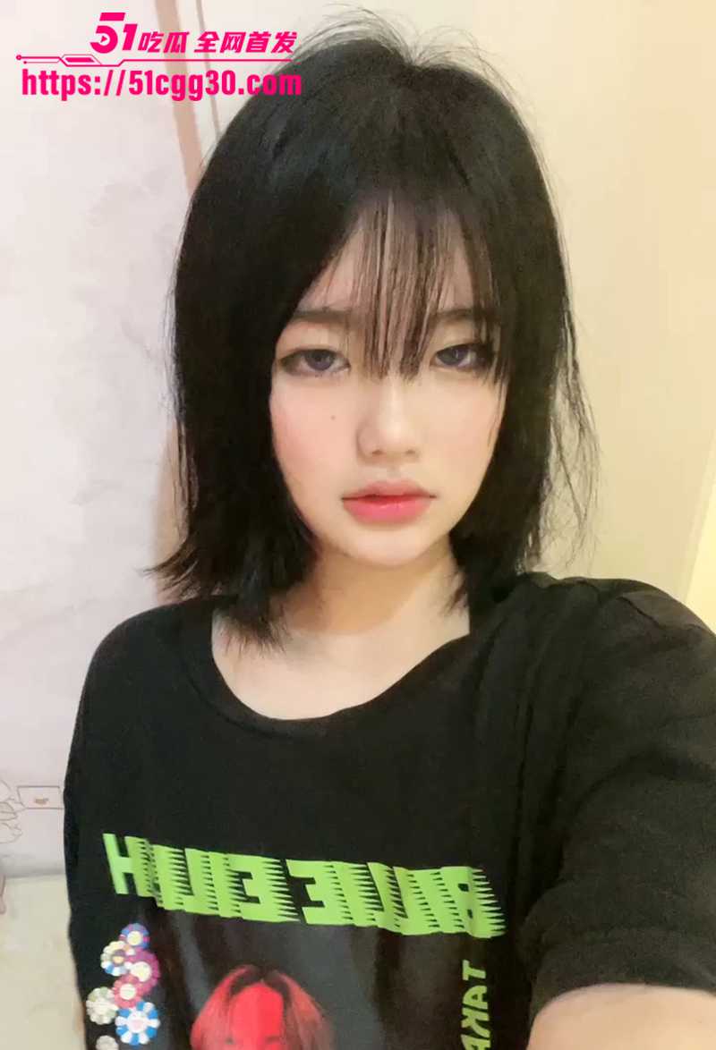 超美网红校花 在下小骚羊 化身纯欲眼镜娘 揉奶玩穴露脸自拍 千娇百媚造型多变 反差气质让人秒硬！