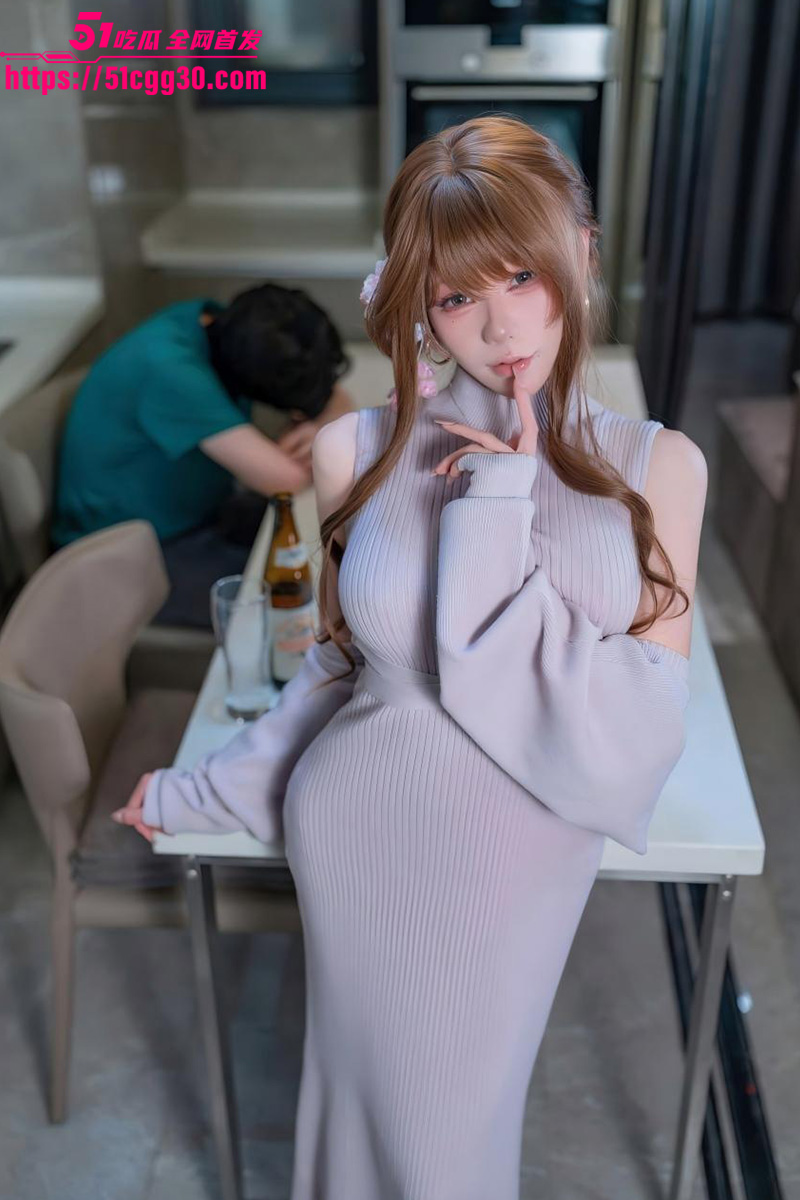 推特福利姬 咬一口兔娘 最新写真在丈夫身边 童颜萝莉卖弄风骚诱惑摆拍 内心欲望瞬间点燃！