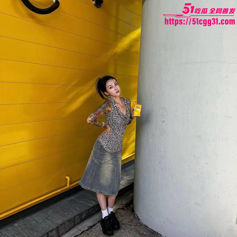 福建女DJ 苏卡 性爱视频第二弹 纹身辣妹白袜足交挑逗 香肠自慰骚穴潮喷不断 大屌无套狂操啪啪水声震天！