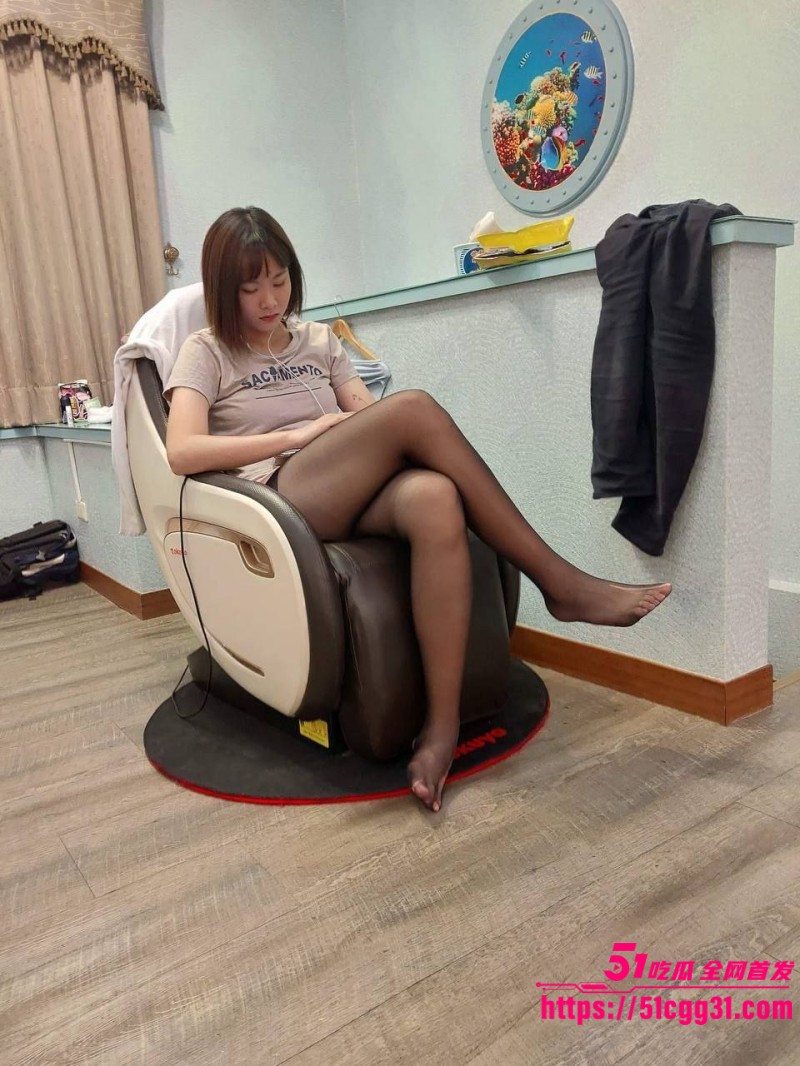 瓜友真实投稿 绿帽男友献出女友供兄弟玩弄 主动撅臀露穴爆操高潮呻吟不停 8