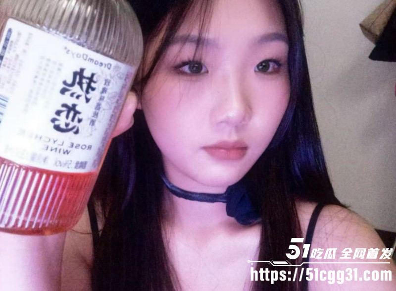 重庆超美女大学生 被渣男曝光大量私拍 露脸口交胯下调教 模样饥渴风骚反差爆表！