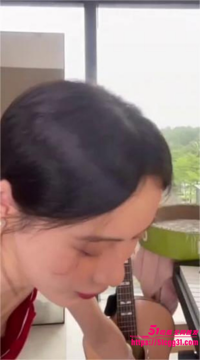 抖音百万网红 一只海螺 走光视频流出 宽松睡衣粉嫩乳头清晰可见  扁平美乳骨感诱惑十足 2