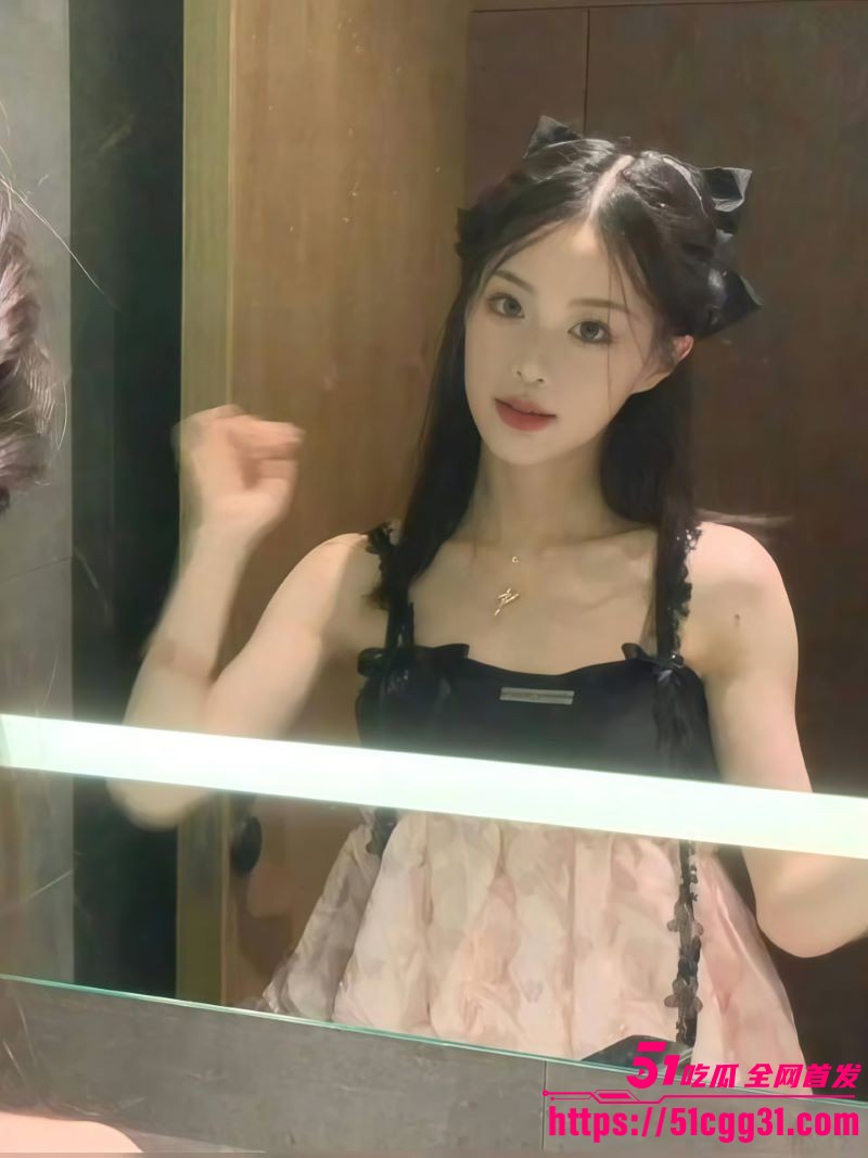 高颜值大学生 张依诺 性爱私拍全泄密 露脸深喉吞吐到底 戴项圈酒店房门前全裸爬行 翘臀求插！