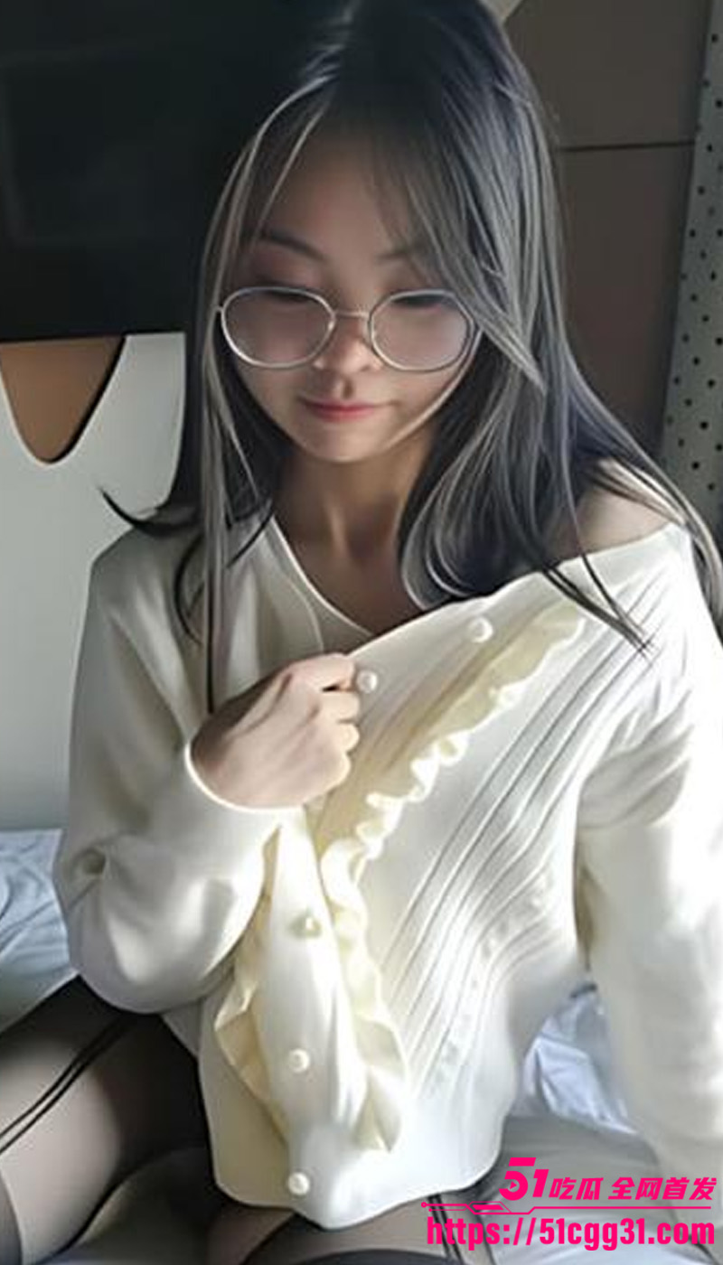 超淫大学生 吴诗涵 与男友性爱私拍 反差眼镜妹露脸深喉口交 大屌猛插粉嫩骚穴 淫荡叫声堪比女优！